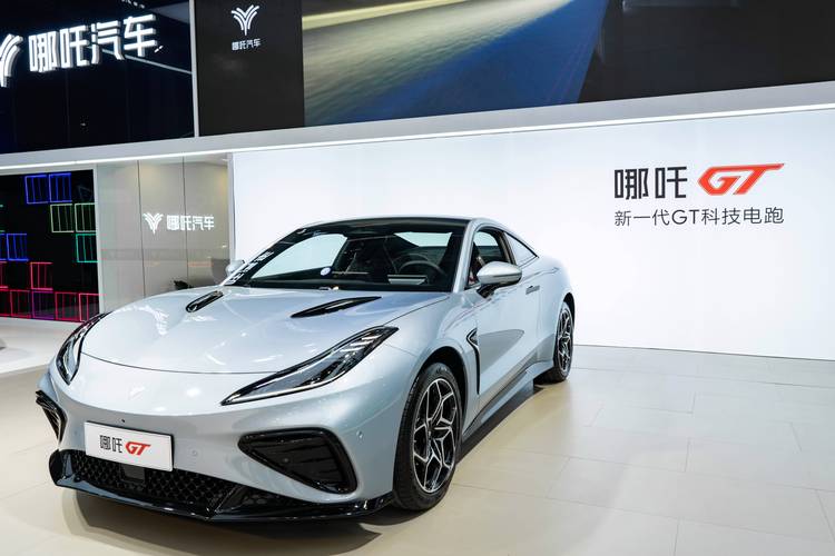 佛山140哪吒汽车在智能汽车领域的表现，领途汽车在新能源汽车市场中的影响力